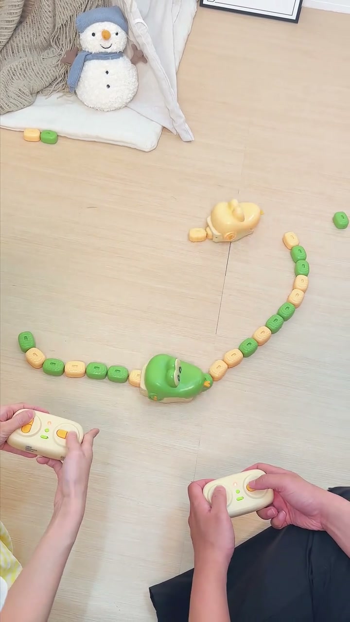 Les serpents vert clair et crème abricot pendant une partie à deux
