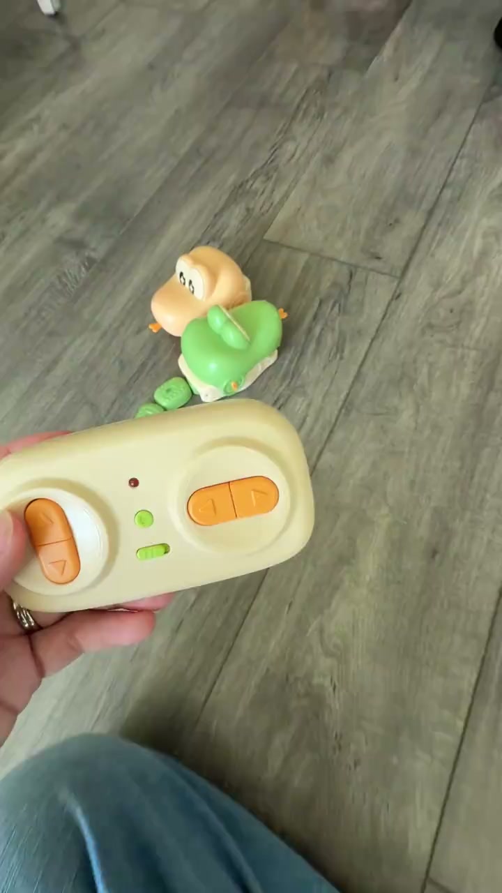 La télécommande du jeu avec ses commandes orange